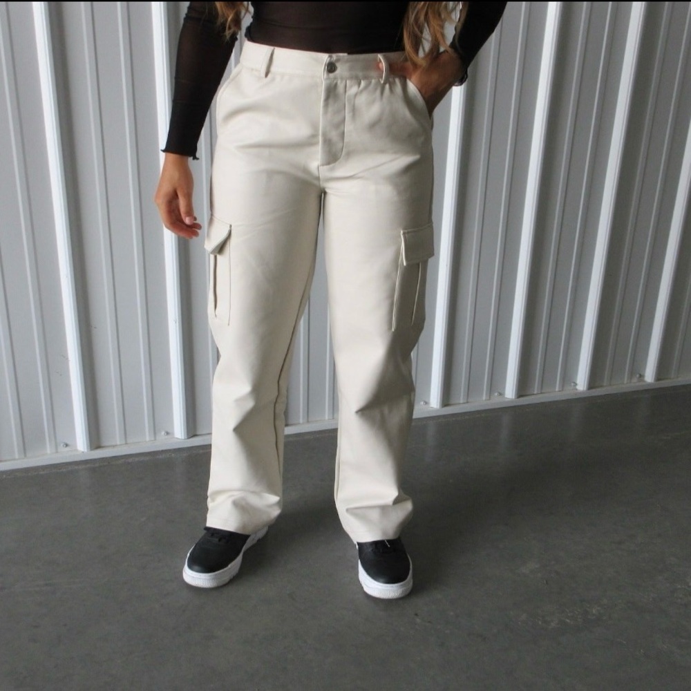 Straight-Leg Cargo Pants in Cream - Women